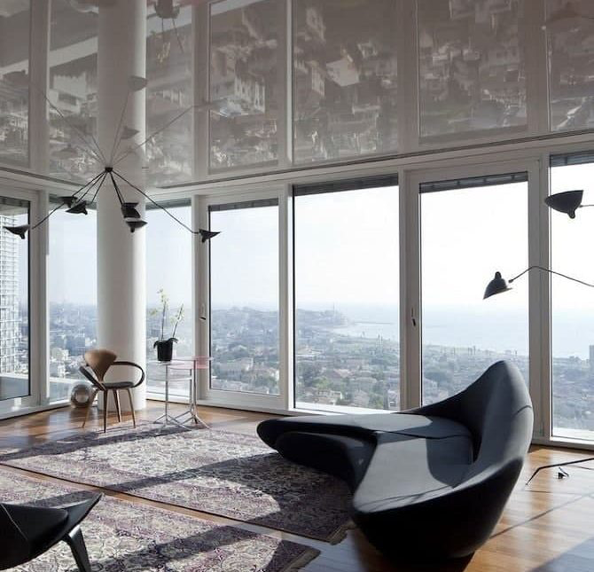 Глянцевый натяжной потолок с подсветкой